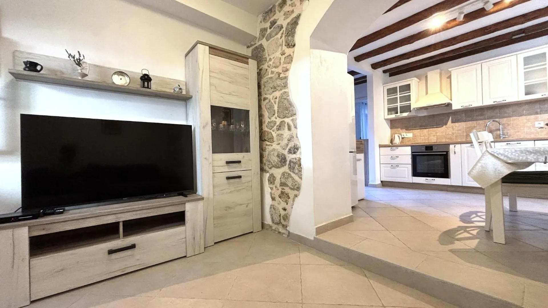 Apartments Venilia Lukoran 0*,
